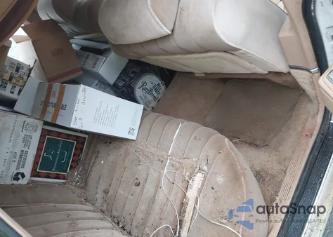 1984 Lincoln Town Car z USA, uszkodzony, nr VIN 1LNBP96F0EY648835